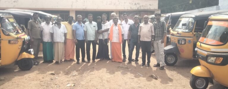 மார்க்கம்பட்டி மாம்பாறை முனியப்பன் கோவிலில்உலக நலன் வேண்டி ஒட்டன்சத்திரம் அண்ணா ஆட்டோ ஓட்டுநர் உரிமையாளர் சங்கம் சாமி தரிசனம்