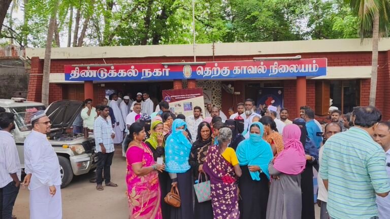 திண்டுக்கல் பேகம்பூர் சுற்றியுள்ள பகுதியைச் சேர்ந்த பொதுமக்கள் தெற்கு காவல் நிலையத்தில் குவிந்ததால் பரபரப்பு