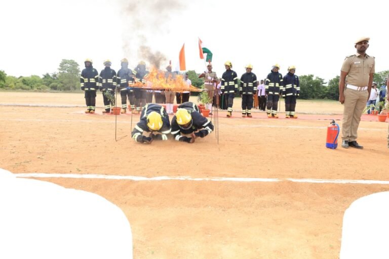 மேலூர் அருகே, தீயணைப்பு பயிற்சி மையத்தில் நிறைவு பெற்ற தீயணைப்பு வீரர்களுக்கான பயிற்சி முகாம் : சாகசங்கள் நிகழ்த்தி காட்டி அசத்தல்