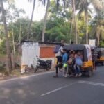 சோழவந்தான் அருகே பேருந்து வசதி இல்லாததால் ஆபத்தான முறையில் ஆட்டோவில் தொங்கி செல்லும் கல்லூரி மாணவர்கள்
