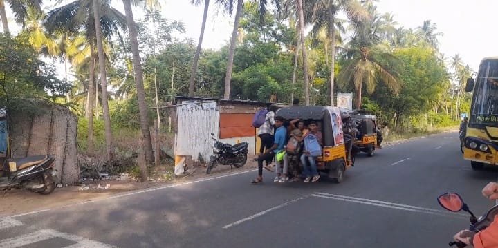 சோழவந்தான் அருகே பேருந்து வசதி இல்லாததால் ஆபத்தான முறையில் ஆட்டோவில் தொங்கி செல்லும் கல்லூரி மாணவர்கள்