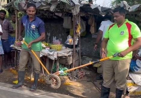 உசிலம்பட்டி பூக்கடை பகுதியில் பதுங்கி இருந்த 5 அடி நீளமுள்ள விஷப்பாம்பை தீயணைப்புத்துறை வீரர்கள் மீட்டு வனத்துறை உதவியுடன் வனப்பகுதியில் விடுவித்தனர்.