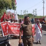 உசிலம்பட்டி: புதிய தொழிலாளர்கள் விரோத சட்டங்களை திரும்ப பெற வலியுறுத்தி, மத்திய அரசை கண்டித்து உசிலம்பட்டியில் மறியல் போராட்டத்தில் ஈடுபட்ட 300 க்கும் மேற்பட்டோரை போலீசார் கைது செய்தனர். புதிய தொழிலாளர்கள் விரோத சட்டங்களை திரும்ப பெற வலியுறுத்தியும், புதிய வேலைவாய்ப்புகளை உருவாக்கவும், பெட்ரோல், டீசல், கேஸ் சிலிண்டர் விலை உயர்வை திரும்ப பெற வலியுறுத்தி நாடு முழுவதும் பொது வேலை நிறுத்த போராட்டம் நடைபெற்று வருகிறது. இதன் ஒரு பகுதியாக, மதுரை மாவட்டம் உசிலம்பட்டி முருகன் கோவில் முன்பிருந்து தமிழ்நாடு விவசாய சங்கம், தமிழ்நாடு மாற்றுத் திறனாளிகள் சங்கம், இந்திய ஜனநாயக வாலிபர் சங்கம், அனைத்து இந்திய மாதர் சங்கம் உள்ளிட்ட பல்வேறு அமைப்புகள் இணைந்து ஊர்வலமாக உசிலம்பட்டி பாரத ஸ்டேட் வங்கிக்கு சென்று வங்கி முன்பு போராட்டத்தில் ஈடுபட்டனர். இந்த போராட்டத்தில், ஈடுபட்ட 150 க்கும் மேற்பட்டோரை போலீசார் கைது செய்து தனியார் மண்டபத்தில் வைத்துள்ளனர். இதே போன்று, செல்லப்பட்டி ஊராட்சி ஒன்றிய அலுவலகம் முன்பு போராட்டத்தில் ஈடுபட்ட 200 க்கும் மேற்பட்டோரை போலீசார் கைது செய்து தனியார் மண்டபத்தில் வைத்துள்ளனர். இந்த போராட்டங்களின் காரணமாக உசிலம்பட்டி பகுதியில் சிறிது நேரம் போக்குவரத்து பாதிக்கப்பட்டது.