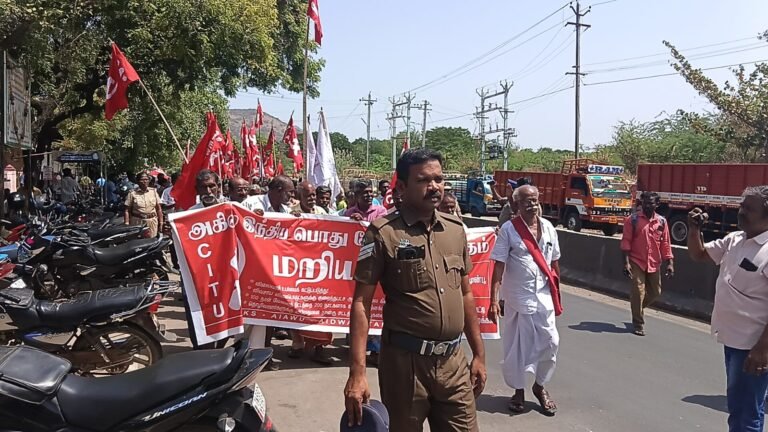 உசிலம்பட்டி: புதிய தொழிலாளர்கள் விரோத சட்டங்களை திரும்ப பெற வலியுறுத்தி, மத்திய அரசை கண்டித்து உசிலம்பட்டியில் மறியல் போராட்டத்தில் ஈடுபட்ட 300 க்கும் மேற்பட்டோரை போலீசார் கைது செய்தனர். புதிய தொழிலாளர்கள் விரோத சட்டங்களை திரும்ப பெற வலியுறுத்தியும், புதிய வேலைவாய்ப்புகளை உருவாக்கவும், பெட்ரோல், டீசல், கேஸ் சிலிண்டர் விலை உயர்வை திரும்ப பெற வலியுறுத்தி நாடு முழுவதும் பொது வேலை நிறுத்த போராட்டம் நடைபெற்று வருகிறது. இதன் ஒரு பகுதியாக, மதுரை மாவட்டம் உசிலம்பட்டி முருகன் கோவில் முன்பிருந்து தமிழ்நாடு விவசாய சங்கம், தமிழ்நாடு மாற்றுத் திறனாளிகள் சங்கம், இந்திய ஜனநாயக வாலிபர் சங்கம், அனைத்து இந்திய மாதர் சங்கம் உள்ளிட்ட பல்வேறு அமைப்புகள் இணைந்து ஊர்வலமாக உசிலம்பட்டி பாரத ஸ்டேட் வங்கிக்கு சென்று வங்கி முன்பு போராட்டத்தில் ஈடுபட்டனர். இந்த போராட்டத்தில், ஈடுபட்ட 150 க்கும் மேற்பட்டோரை போலீசார் கைது செய்து தனியார் மண்டபத்தில் வைத்துள்ளனர். இதே போன்று, செல்லப்பட்டி ஊராட்சி ஒன்றிய அலுவலகம் முன்பு போராட்டத்தில் ஈடுபட்ட 200 க்கும் மேற்பட்டோரை போலீசார் கைது செய்து தனியார் மண்டபத்தில் வைத்துள்ளனர். இந்த போராட்டங்களின் காரணமாக உசிலம்பட்டி பகுதியில் சிறிது நேரம் போக்குவரத்து பாதிக்கப்பட்டது.