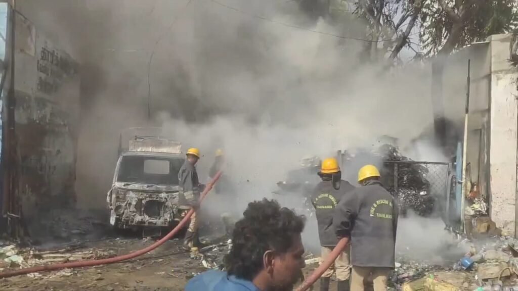 மதுரை ஓபுளாபடித்துறை பகுதியில் உள்ள பேப்பர் குடோனில் பயங்கர தீ விபத்து தீயை கட்டுக்குள் கொண்டுவரும் பணியில் தீயணைப்பு வீரர்கள்