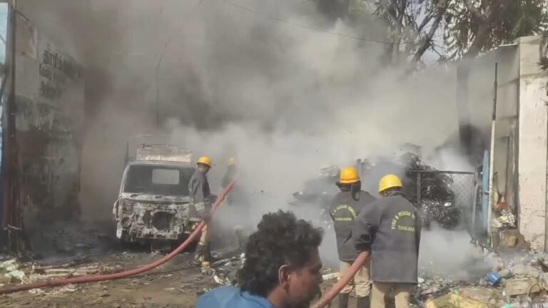 மதுரை ஓபுளாபடித்துறை பகுதியில் உள்ள பேப்பர் குடோனில் பயங்கர தீ விபத்து தீயை கட்டுக்குள் கொண்டுவரும் பணியில் தீயணைப்பு வீரர்கள்