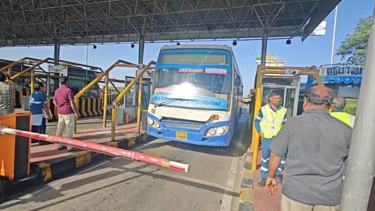 மதுரை கப்பலூர் சுங்கச்சாவடியில் பாஸ்ட் டாக் இல்லாத அரசுப் பேருந்துகளை நிறுத்தி நாளை ஃபாஸ்டாகுடன் வர வேண்டுமென அறிவுறுத்தி அனுப்பும் சுங்கச்சாவடி நிர்வாகம்