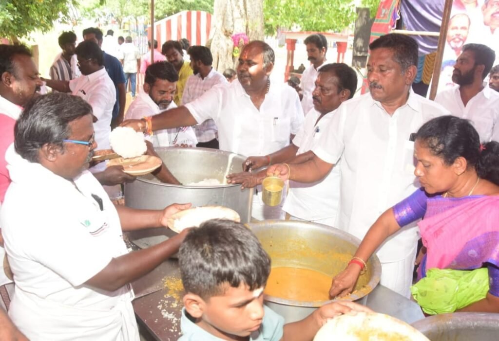 அய்யங்கோட்டையில் விளையாட்டு உபகரணங்கள் அன்னதானம் ஆர்.பி உதயகுமார் வழங்கினார்.