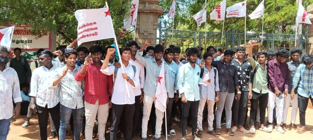 மதுரை பெருங்குடி அருகே அரசு உதவி பெறும் கல்லூரியில் மாணவர்கள் மீது ஒழுங்கு நடவடிக்கையை கண்டித்து மாணவர்கள் கல்லூரி வாயிலில் முற்றுகை போராட்டம்