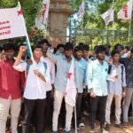 மதுரை பெருங்குடி அருகே அரசு உதவி பெறும் கல்லூரியில் மாணவர்கள் மீது ஒழுங்கு நடவடிக்கையை கண்டித்து மாணவர்கள் கல்லூரி வாயிலில் முற்றுகை போராட்டம்