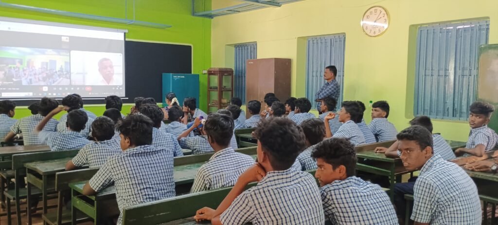 அரசு பள்ளி மாணவர்களுடன் கலந்துரையாடிய மக்கள் தொகை இயக்குனரக இணை இயக்குனர்
