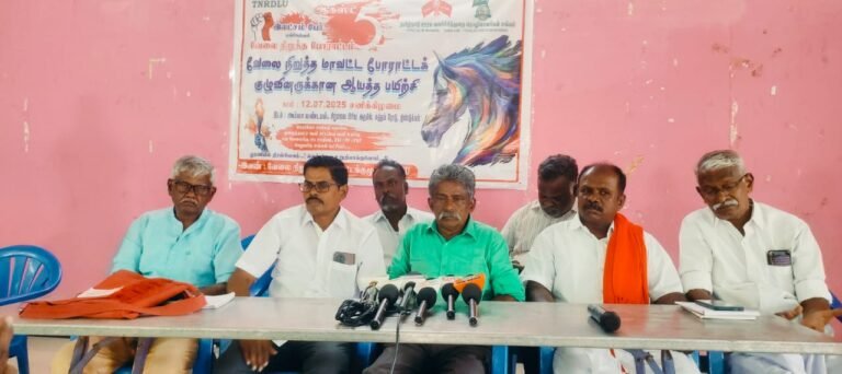 திண்டுக்கல் மாவட்டத்தில் அம்மா மண்டபம் சிறுமலை பிரிவு அருகில் தமிழ்நாடு ஊரக வளர்ச்சித் துறை தொழிலாளர் சங்கம் சார்பாக மாநில பயிற்சி வகுப்புகள் நடைபெற்றது இதில் மாநில பொதுச் செயலாளர் கிருஷ்ணசாமி தலைமை தாங்கினார் இதில் அவர் கூறுகையில் 9 அம்ச கோரிக்கைகளை நிறைவேற்ற கோரி வருகின்ற ஆகஸ்ட் 5ஆம் தேதி முதல் கிராம ஊராட்சிகளில் கால வரையற்ற வேலை நிறுத்தத்தில் ஈடுபட போவதாக ஊரக வளர்ச்சித் துறை தொழிலாளர் சங்கம் முடிவெடுத்ததாகவும் அதற்காக முத்தாய்ப்பாக வருகின்ற ஜூலை 22ஆம் தேதி மாவட்ட ஆட்சியர் அலுவலகத்தில் சோத்து சட்டியுடன் காத்திருப்பு போராட்டம் நடைபெறும் என்றும் இதில் சம்பள உயர்வு மற்றும் 20 ஆண்டுகால பணி முடித்த வட்டார மாவட்ட ஒருங்கிணைப்பாளர்களுக்கு நிரந்தர பணியிடம் தருகிறேன் என்று சொன்ன தமிழக அரசு இன்றுவரையும் நிறைவேற்றவில்லை என்றும் மேலும் கணினி இயக்குனர்களுக்கு வருடாந்திர சம்பள உயர்வு மற்றும் கிராம ஊராட்சியில் பணிபுரிகின்ற சுகாதார ஊக்குனர்கள், மேல்நிலைத் தொட்டி இயக்குனர்கள், தூய்மை பணியாளர்கள், தூய்மை காவலர்கள் மற்றும் பள்ளி தூய்மை பணியாளர்களுக்கும் தமிழக அரசால் வெளியிடப்பட்ட அரசாணையை படி குறைந்தபட்ச ஊதியமும் ஆண்டு ஊதிய உயர்வும், அகவிலைப்படியும் வழங்கிட வேண்டும் என்றும் கொரோனா காலங்களில் பணியாற்றிய மேல்நிலைத் தொட்டி பணியாளர்களுக்கும் துப்புரவு பணியாளர்களுக்கு தருவதாக சொன்ன கொரோனா ஊக்கு தொகையை தரவில்லை என்றும் எழுத்துப்பூர்வமாக சொல்லியும் இன்று வரை தரவில்லை என்று சொல்லி ஏட்டுச் சுரக்காய் எழுத்துக்கு வரவில்லை என்று தமிழக அரசை விமர்சித்தார்