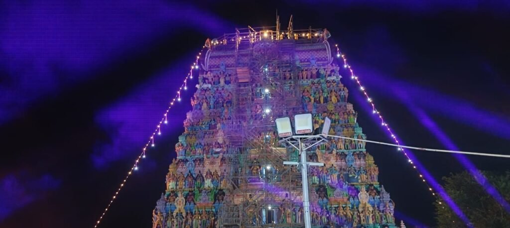 குடமுழுக்கு விழாவினை முன்னிட்டு லேசர் ஒளியில் ஜொலிக்கும் திருப்பரங்குன்றம் முருகன் கோவில்.