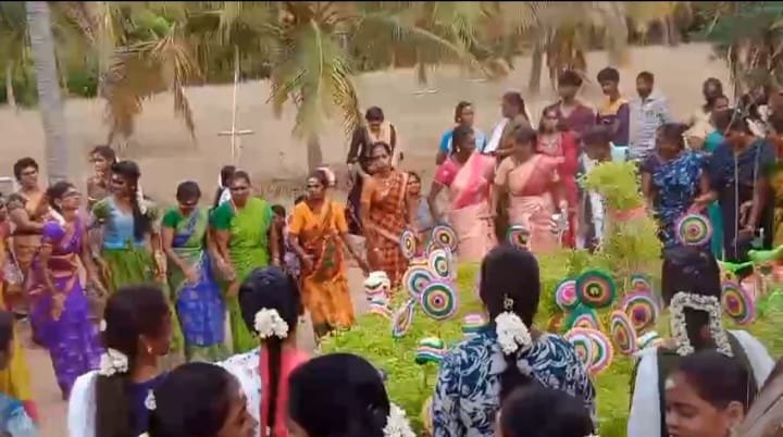 சோழவந்தான் அருகே முள்ளிபள்ளம் இளங்காளியம்மன் கோவில் ஆனித் திருவிழாவை முன்னிட்டு 500க்கும் மேற்பட்ட பெண்கள் முளைப்பாரி எடுத்து ஊர்வலம்.