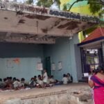 கல்வித் துறை அதிகாரிகள் அலட்சியம் இடிந்து விழும் நிலையில் அரசு பள்ளி நாடக மேடை .