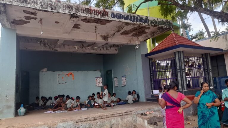 கல்வித் துறை அதிகாரிகள் அலட்சியம் இடிந்து விழும் நிலையில் அரசு பள்ளி நாடக மேடை .