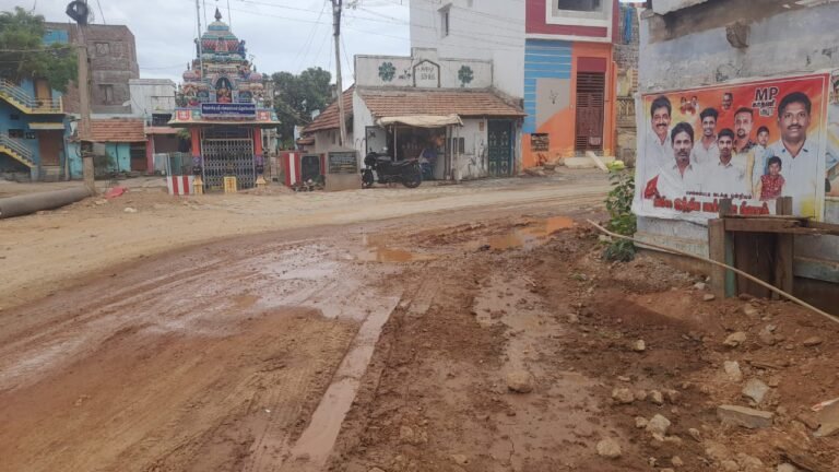 விக்கிரமங்கலம் அருகே கோவில்பட்டியில் சாலையில் வீணாகும் குடிநீர்.