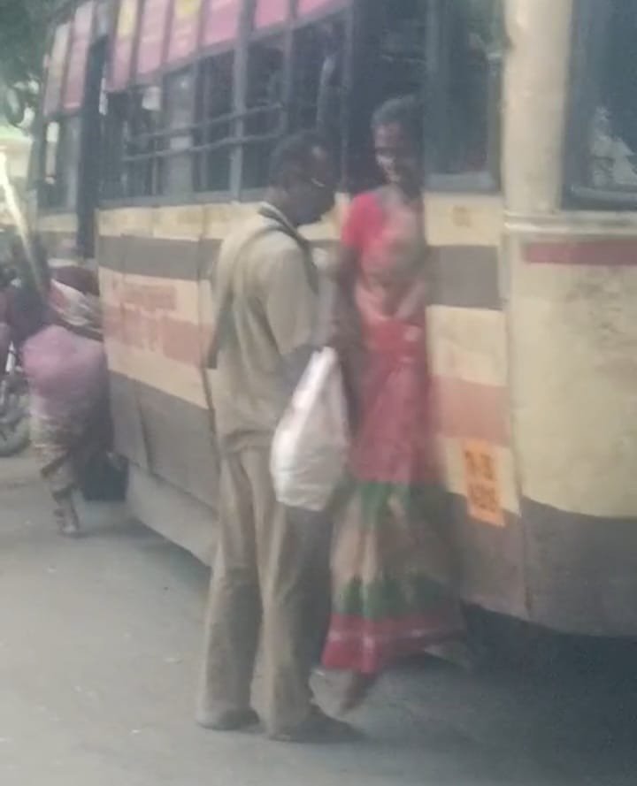 சோழவந்தானில் படிக்கட்டு இல்லாத பேருந்துகளால் ஆபத்தான நிலையில் பயணிக்கும் பயணிகள் !மனிதாபிமானத்துடன் பயணிகளுக்கு உதவிய நடத்துனருக்கு பொதுமக்கள் பாராட்டு !