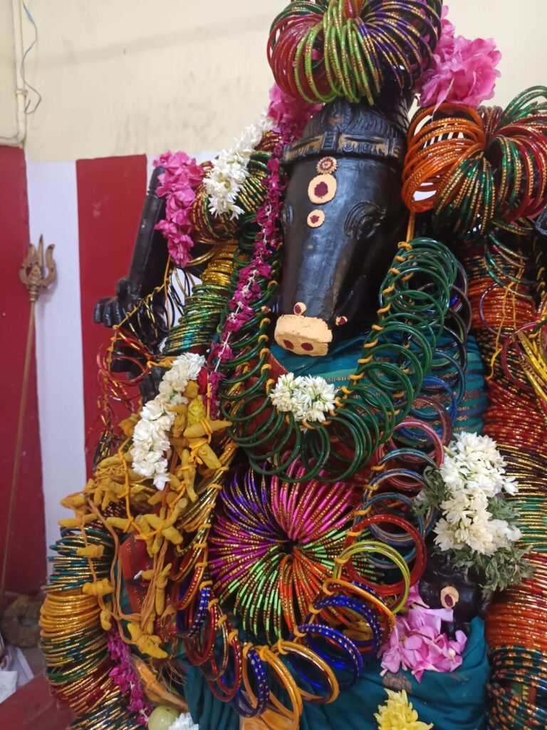 மதுரை கோயில்களில் ஆடிப்பூரம்: அம்மன்களுக்கு வளையல் காப்பு !அன்னதானம் :