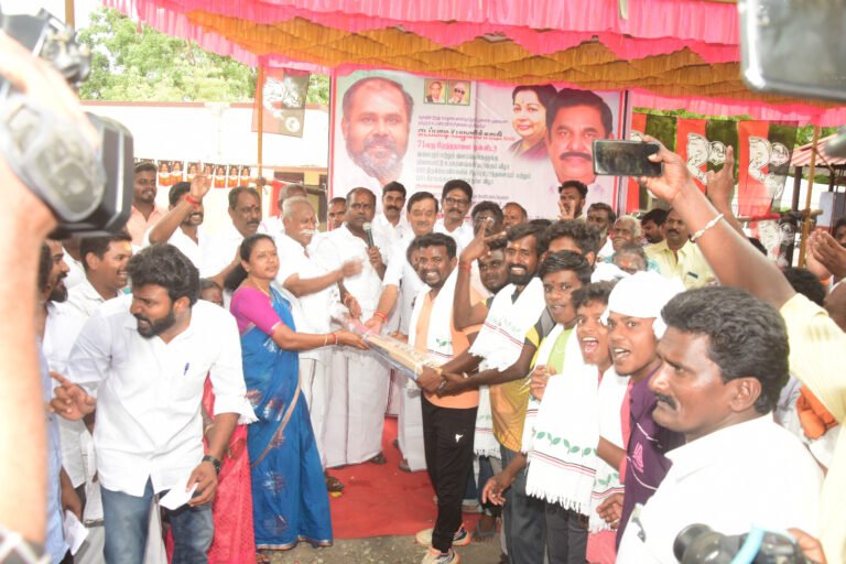 வாடிப்பட்டி வடக்கு ஒன்றியம் சார்பில் கச்சை கட்டியில் விளையாட்டு உபகரணங்கள் மற்றும் அன்னதானம் ஆர்பி உதயகுமார் வழங்கினார்: