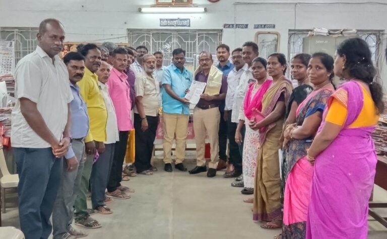 திருவள்ளூர் மாவட்டத்தில் ஆதிதிராவிடர் மற்றும் பழங்குடியினர் நலத்துறையில் இயங்காமல் இருக்கும் மாணவ மாணவிகள் விடுதியை மீண்டும் திறக்க மாவட்ட ஆதிதிராவிடர் நலத்துறை அலுவலரிடம் தமிழ்நாடு அரசு ஊழியர்கள் ஆசிரியர்கள் நல கூட்டமைப்பு கோரிக்கை