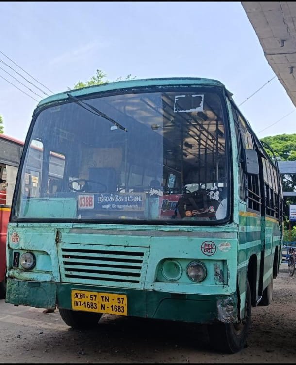 சோழவந்தான் ,ஆகஸ்ட்:5. மதுரை மாவட்டம், சோழவந்தான் பேட்டை பகுதியில் நேற்று காலை 7 மணி அளவில் போக்குவரத்து துறையில் நடத்துனராக பணி செய்து ஓய்வு பெற்ற சோழவந்தான் பசும்பொன் நகரை சேர்ந்த நடத்துனர் காந்தி என்பவர் தனது மனைவியை, மேல் நாச்சிகுளத்தில் உள்ள உறவினர் வீட்டிற்கு பேருந்தில் அனுப்பி வைப்பதற்காக தனது இருசக்கர வாகனத்தில் சென்றபோது எதிர்பாராத விதமாக நடந்த விபத்தில் பேருந்தின் சக்கரத்தில் சிக்கி தனது கண் முன்னே தனது மனைவி உஷா உயிரிழந்தது நிலையில் இந்த விபத்திற்கு காரணம் போக்குவரத்து துறை பணியாளர்களோ அல்லது அவசர அவசரமாக பேருந்தில் தனது மனைவியை ஏற்றி விட சென்ற ஓய்வு பெற்ற முன்னாள் நடத்துனரோ இல்லை என்றும், முழுக்க முழுக்க அதிகாரிகளின் அலட்சியமே காரணம் என பொதுமக்கள் மற்றும் சமூக ஆர்வலர்கள் குற்றம் சாட்டுகின்றனர். அதாவது, சோழவந்தானில் பேருந்து நிலையம் திறக்கப்பட்டு ஒரு வருடம் ஆகக்கூடிய நிலையில் பேருந்து நிலையத்திற்கான சர்வீஸ் ரோடு பேருந்து உள்ளே வந்து செல்வதற்கு தேவையான ரவுண்டானா உள்ளிட்ட அடிப்படை வசதிகளை அதிகாரிகள் சரியாக செய்யாததால், சோழவந்தானில்இருந்து செல்லும் பேருந்துகள் மற்றும் சோழவந்தான் நகருக்குள் வந்து வெளியூர்களுக்கு செல்ல வேண்டிய பேருந்துகள் பேருந்து நிலையத்திற்குள் வராமல், சோழவந்தனின் பல்வேறு பகுதிகளில் ஆங்காங்கே நின்று செல்கிறது. அந்த வகையில், மதுரை ஆரப்பாளையத்தில் இருந்து நிலக்கோட்டை சென்ற அரசு பேருந்து பேருந்து நிலையம் உள்ளே வராமல் மாரியம்மன் கோவில் அரசு பெண்கள் மேல்நிலைப் பள்ளி வழியாக வட்ட பிள்ளையார் கோவில் சென்று அங்கிருந்து நிலக்கோட்டை சென்றுள்ள நிலையில் உறவினர் வீட்டிற்கு தனது மனைவியை பேருந்தில் ஏற்றி விட சென்ற ஓய்வு பெற்ற நடத்துனர் வட்ட பிள்ளையார் கோவிலுக்கு பேருந்துக்காக சென்றுள்ளார் . ஆனால், அங்கிருந்தவர்கள் இப்போதுதான் பேருந்து செல்கிறது என கூறிய நிலையில் அடுத்த நிறுத்தத்தில் சென்று பேருந்தில் ஏற்றி விட தனது இரு சக்கர வாகனத்தில் மனைவியை ஏற்றிக் கொண்டு சென்றபோது பேட்டை அருகே பேருந்தை ஒட்டி சென்றிருக்கிறார். இதில், நிலை தடுமாறி இருவரும் கீழே விழுந்த நிலையில் பேருந்தின் சக்கரத்தில் அவரின் மனைவியான உஷாவின் தலையின் மீது பேருந்தின் சக்கரம் ஏறி இறங்கியதில் சம்பவ இடத்தில் உயிரிழந்ததாக கூறப்படுகிறது . சோழவந்தான் பேருந்து நிலையத்தை திறந்த உடனேயே பேருந்துகள் உள்ளே வந்து செல்ல உரிய நடவடிக்கைகளை அரசு அதிகாரிகள் எடுத்திருந்தால், அனைத்து பேருந்துகளும் பேருந்து நிலையத்திற்குள் வந்து செல்லும் நிலை ஏற்பட்டிருக்கும் அவ்வாறு பேருந்து நிலையத்திற்கு பேருந்துகள் அனைத்தும் வரும் நிலையில் வெளியூர்களுக்கு செல்ல வேண்டிய பயணிகள் பொதுமக்கள் பல்வேறு இடங்களுக்கு செல்ல வேண்டிய நிலை ஏற்பட்டிருக்காது. அனைவரும் பேருந்துக்காக பேருந்து நிலையத்திற்கு வந்து செல்ல வேண்டிய சூழ்நிலை ஏற்பட்டிருக்கும் பேருந்துகள் பேருந்து நிலையத்திற்குள் வராத காரணத்தினால் தான் பொதுமக்கள் பயணிகள் பேருந்துக்காக பல்வேறு இடங்களுக்கு அலைந்து செல்ல வேண்டிய நிலை ஏற்பட்டுள்ளது . இதன் காரணமாகவே, இந்த விபத்து நடந்து அநியாயமாக ஒரு உயிர் பலியாகி இருக்கிறது என பொதுமக்கள் கூறுகின்றனர். இனிமேலாவது, அதிகாரிகள் விழித்துக் கொண்டு சோழவந்தானில் பல்வேறு குழப்பங்களுக்கு காரணமாக உள்ள பேருந்து நிலையத்தை சோழவந்தானின் புறநகர் பகுதியில் புதியதாக பேருந்து நிலையம் ஒன்றை அமைக்க நடவடிக்கை எடுக்க வேண்டும். அதாவது, தற்போது உள்ள பேருந்து நிலையத்தால் எந்த ஒரு பலனும் இல்லை என்று பொதுமக்கள் மத்தியில் பரவலாக பேசப்பட்டு வரும் நிலையில் சோழவந்தான் காவல் நிலையம் அருகில் வைகை ஆற்று பகுதிகளில் உள்ள அரசு புறம்போக்கு நிலங்களை கையகப்படுத்தி அதில் புறநகர் பேருந்து நிலையத்தை அமைத்து அனைத்து பேருந்துகளும் வந்து செல்ல நடவடிக்கைகள் எடுக்க வேண்டும் இதையாவது அதிகாரிகள் உடனடியாக தொடங்க வேண்டும் அவ்வாறு செய்தால் மட்டுமே இது போன்ற விபத்துக்கள் நடந்து அநியாயமாக அப்பாவி உயிர்கள் பலியாவதை தடுக்க முடியும் என , பொதுமக்கள் மற்றும் சமூக ஆர்வலர்கள் கூறுகின்றனர்.