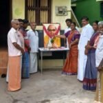 சோழவந்தான் அருகே முள்ளிபள்ளத்தில் முன்னாள் முதல்வர் கருணாநிதி நினைவு நாளையொட்டி அவரது திருவுருவப் படத்திற்கு மாலை அணிவித்து மரியாதை