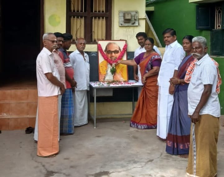 சோழவந்தான் அருகே முள்ளிபள்ளத்தில் முன்னாள் முதல்வர் கருணாநிதி நினைவு நாளையொட்டி அவரது திருவுருவப் படத்திற்கு மாலை அணிவித்து மரியாதை