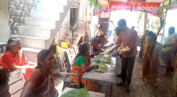 சோழவந்தான் அருள்மிகு ஸ்ரீ கோட்டைவாசல் காளியம்மன் கோவில் ஆடி திருவிழாவை முன்னிட்டு சங்கங்கோட்டை கிராமத்தார்கள் சார்பாக அன்னதானம் நடைபெற்றது :