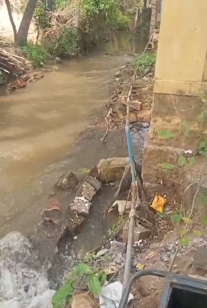 கருப்பட்டியில் அரசு பள்ளி அருகில்மழை நீர் வடிகால் வசதி செய்து தர மாணவர்கள் பெற்றோர்கள் கோரிக்கை