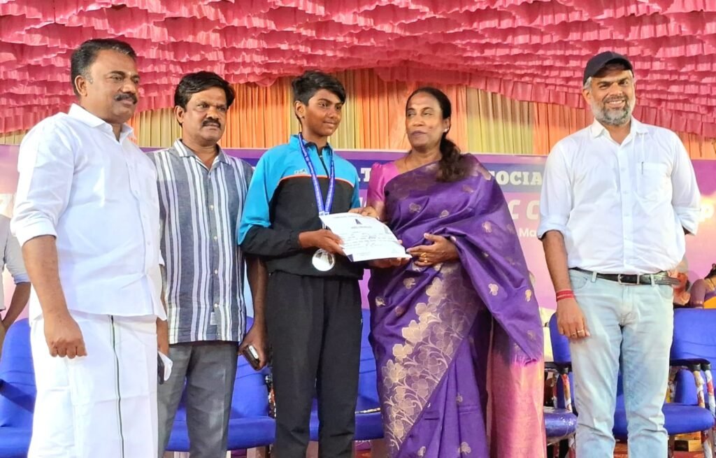 மதுரையில் மாநில அளவிலான ஜூனியர் தடகள போட்டி - புதிய சாதனை படைத்த வீரர் வீராங்கனைகளுக்கு பரிசு மழை :