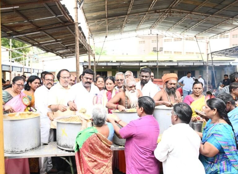 சேலம் கோட்டை மாரியம்மன் கோயில் திருத்தேர் திருவிழாவை அனைத்திந்திய இந்து திருக்கோயில்கள் பாதுகாப்பு சங்கத்தின் சார்பாக மாபெரும் அன்னதான விழா :