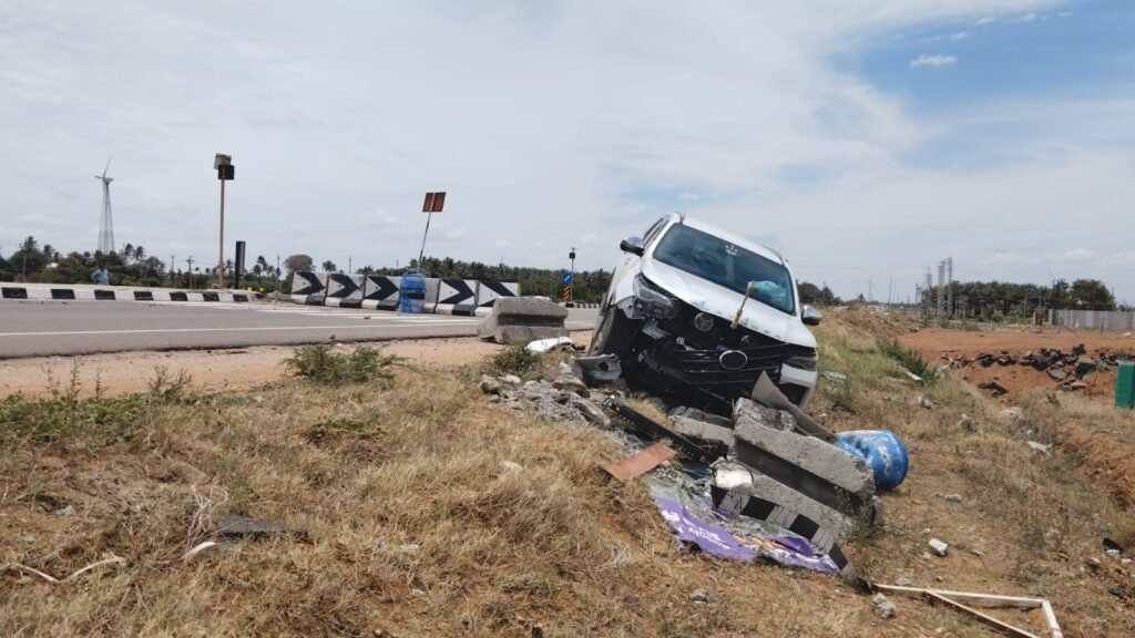 உடுமலை அருகே பைபாஸ் சாலை தடுப்பில் மோதியதில் கார் விபத்து.!