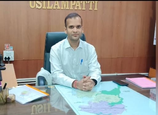 நூற்றாண்டு பழமையான உசிலம்பட்டி கோட்டாச்சியர் அலுவலகத்தில் 30 ஆண்டுகளுக்கு பின் ஐ.ஏ.எஸ்., அதிகாரி உதவி ஆட்சியராக பதவியேற்றார்.