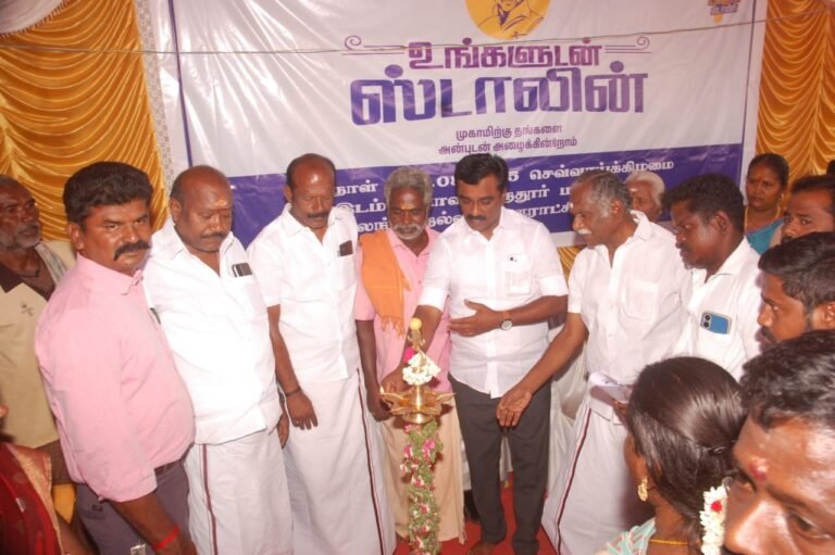 அலங்காநல்லூர் அருகே, வாவிடமருதூர் ஊராட்சியில், நடைபெற்ற உங்களுடன் ஸ்டாலின் திட்ட முகாமில் மனுக்கள் மீது நடவடிக்கை எடுக்க கோரி எம்.எல்.ஏ. சொல்லியும், கேட்காத அதிகாரிகளால் பரபரப்பு.