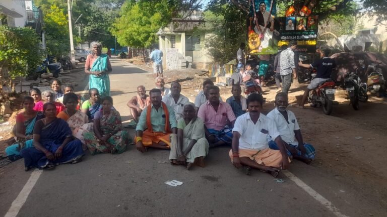 தாராபட்டி கிராமத்திற்கு முறையாக பேருந்து வராததை கண்டித்து பொதுமக்கள் தர்ணா