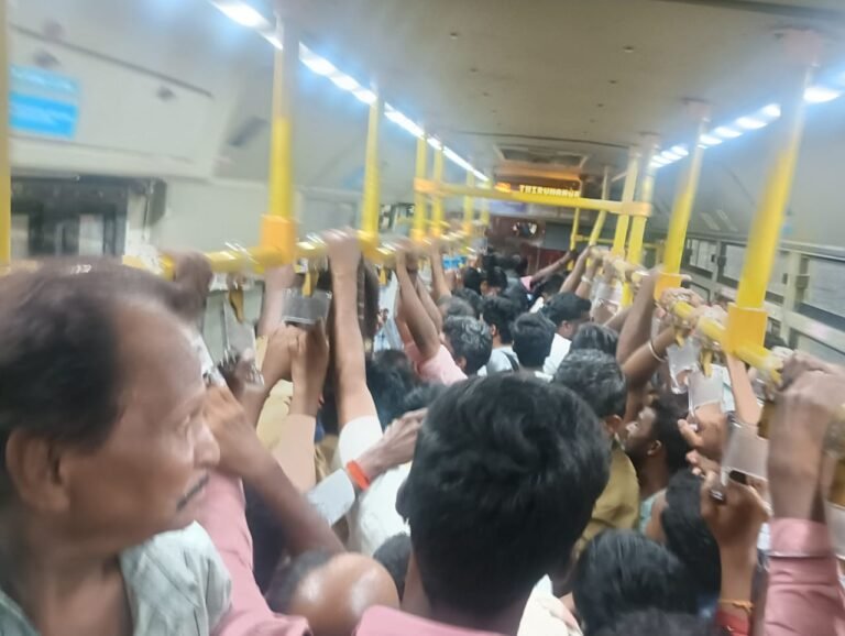 நள்ளிரவில் பேருந்து கிடைக்காமல் பயணிகள் கடும் அவதி அதிக அளவு பேருந்து இயக்க பொதுமக்கள் கோரிக்கை: