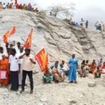 கல்குவாரி அனுமதி வழங்கியதில் முறைகேடு. தமிழ் தேசிய பார்வர்டு பிளாக் தலைமையில் தொழிலாளர்கள் மலைமேல் ஏறி போராட்டம்.