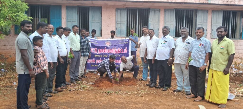கொட்டும் மழையிலும் மரக்கன்றுகள் நட்டு சுதந்திர தினம் கொண்டாடிய நாட்டு நலப்பணி திட்ட அலுவலர்