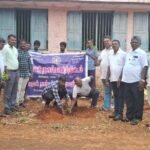 கொட்டும் மழையிலும் மரக்கன்றுகள் நட்டு சுதந்திர தினம் கொண்டாடிய நாட்டு நலப்பணி திட்ட அலுவலர்