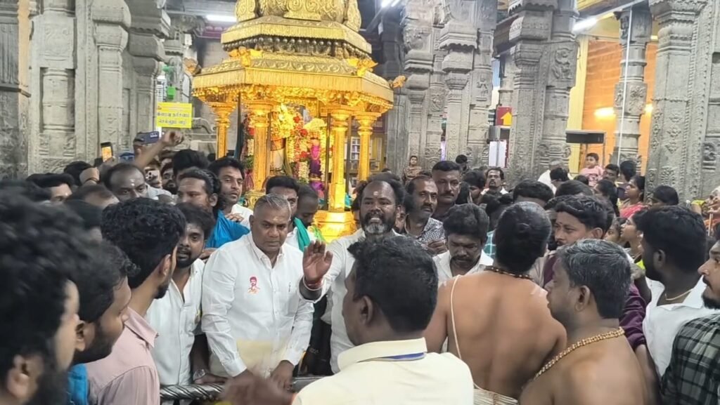 தவெக 2வது மாநில மாநாடு வெற்றியடைய திருப்பரங்குன்றம் முருகன் கோயிலில் தங்கத்தேர் இழுத்து வழிபாடு செய்த பொதுச் செயலாளர் ஆனந்த்.