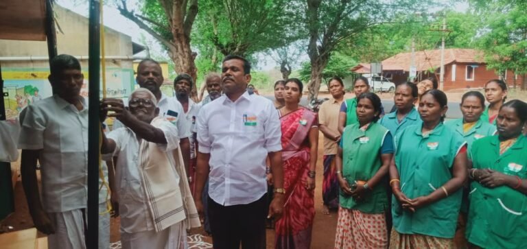 நிலக்கோட்டை அருகே கோட்டூர் ஊராட்சி அலுவலகம் முன்பு தேசிய கொடி ஏற்றிய விவசாயக் கூலித் தொழிலாளி பொதுமக்கள் வரவேற்பு