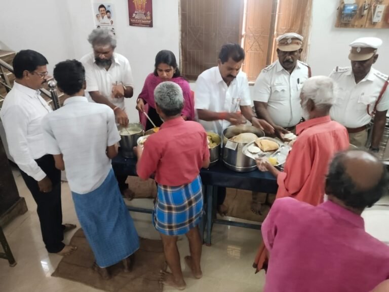 பழனியில் 79 வது சுதந்திர தினத்தை முன்னிட்டு முதியோர் இல்லத்திற்கு உணவு வழங்கும் நிகழ்ச்சி நடைபெற்றது.