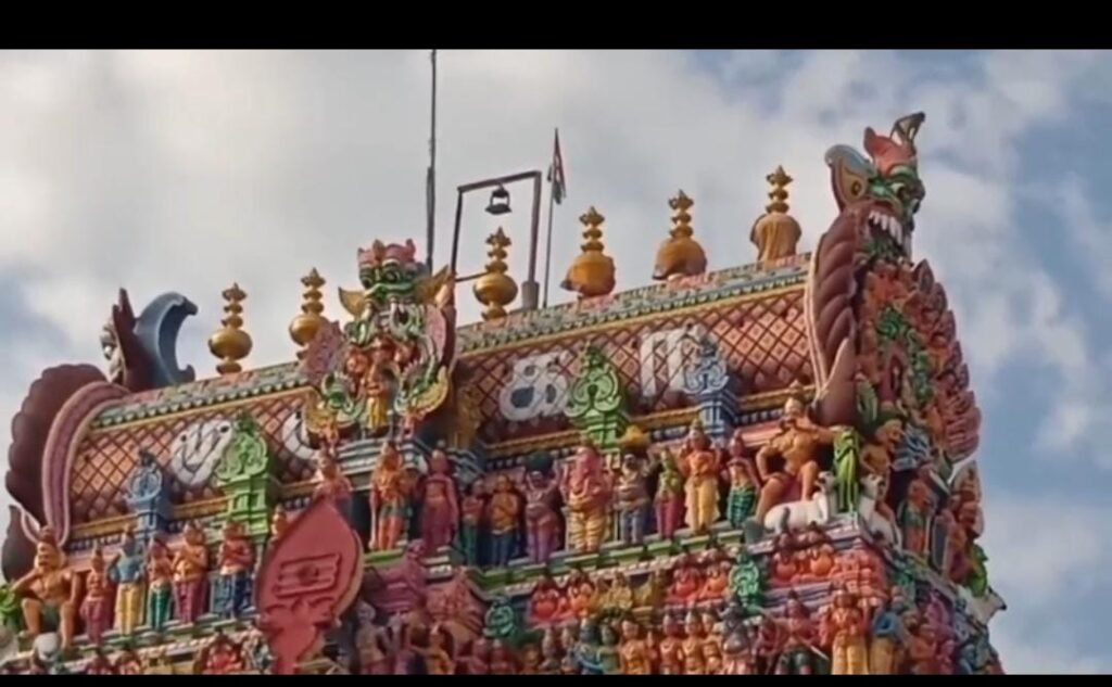 கோயிலில் தேசீயக் கொடி.