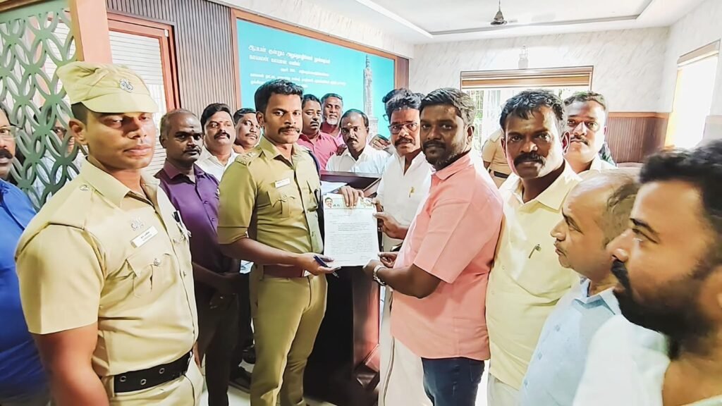 அதிமுக குமரி கிழக்கு மாவட்டம் புகார் மனு அளித்தனர்.