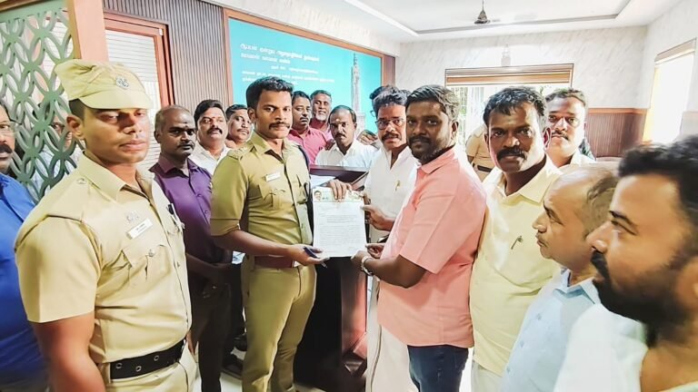 அதிமுக குமரி கிழக்கு மாவட்டம் புகார் மனு அளித்தனர்.