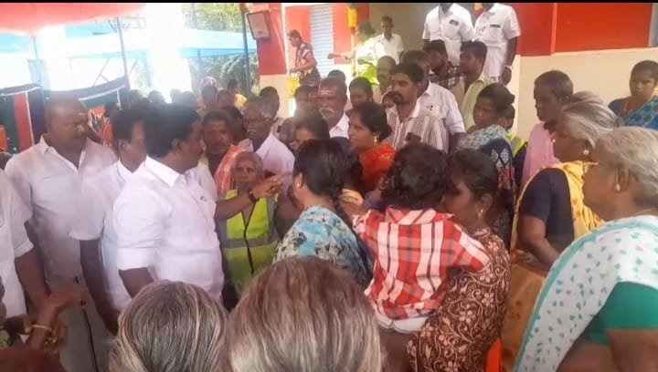 சோழவந்தான் அருகே இலவச பேருந்து மற்றும் சாலை வசதி கேட்டு பெண்கள் வெங்கடேசன் எம்எல்ஏவிடம் கோரிக்கை