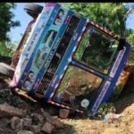 ஓடையில் கவிழ்ந்த லாரி