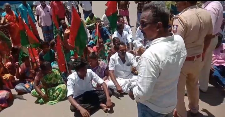 பாலமேடு அருகே கட்சியின் பெயர் பலகை அகற்றம்: போராட்டம்: