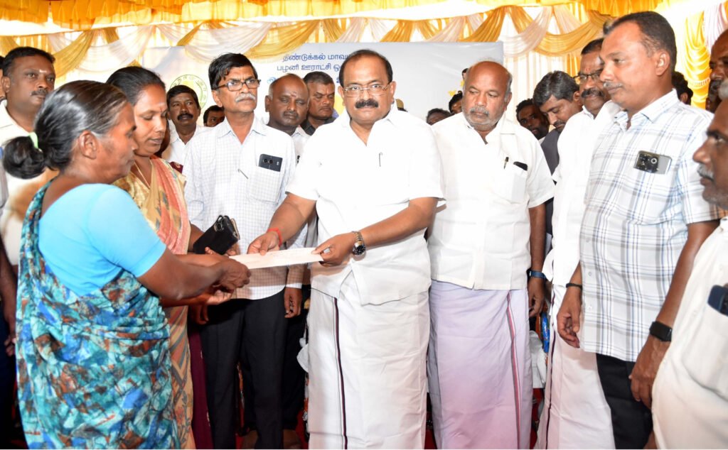 உணவு மற்றும் உணவுப்பொருள் வழங்கல் துறை அமைச்சர் அர.சக்கரபாணி பழனி வட்டம், அமரபூண்டி ஊராட்சியில் நடைபெற்ற “உங்களுடன் ஸ்டாலின்” திட்ட முகாமில், பொதுமக்களிடமிருந்து கோரிக்கை மனுக்களை பெற்றுக்கொண்டார்.